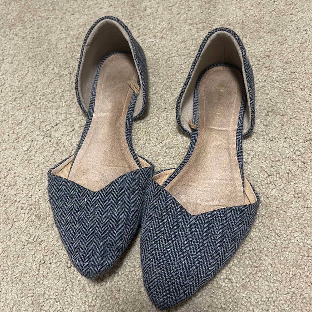 Black and gray herringbone pointed flags